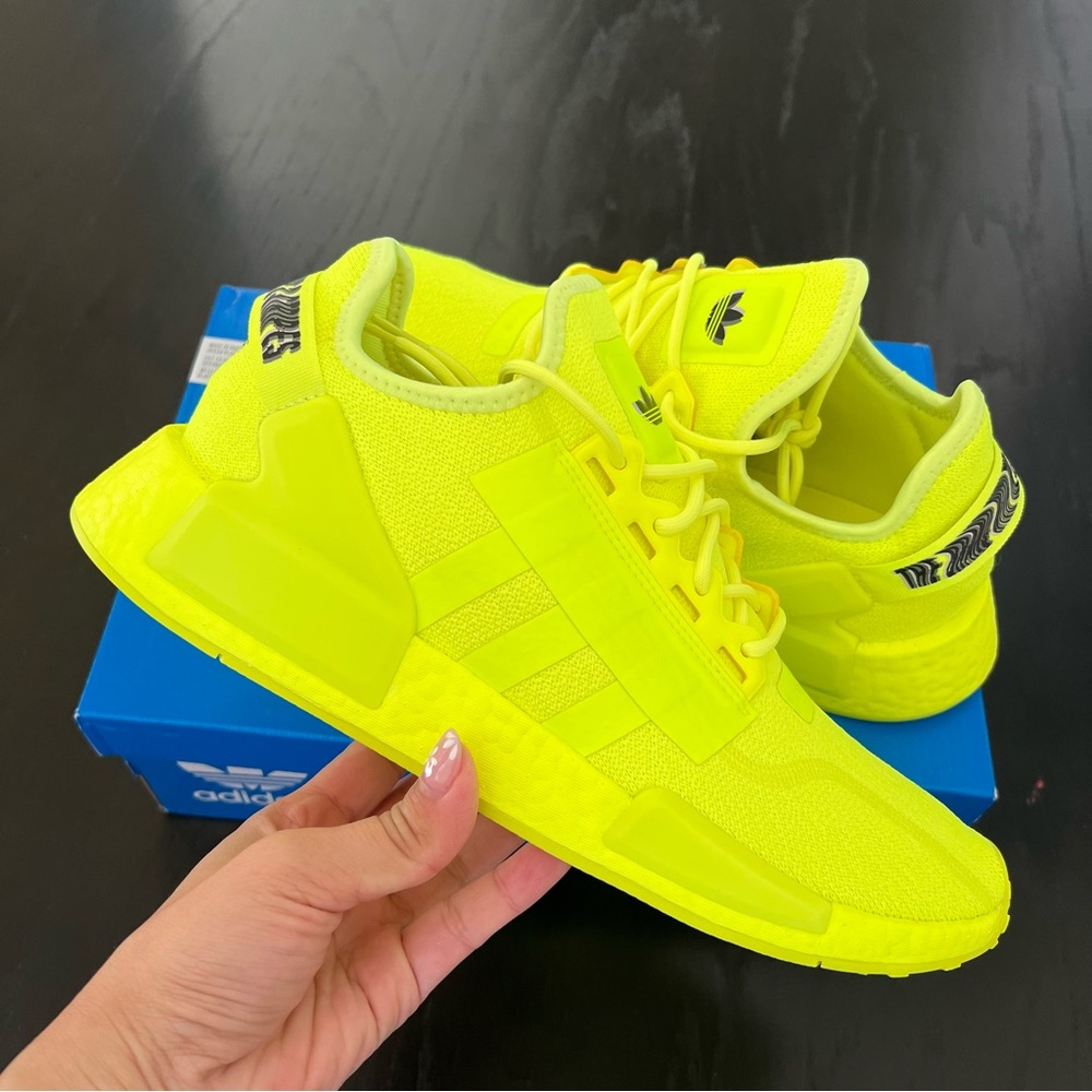 💙 NIB💙 ADIDAS NMD R1 V2 Solar Yellow - Picture 2 of 10